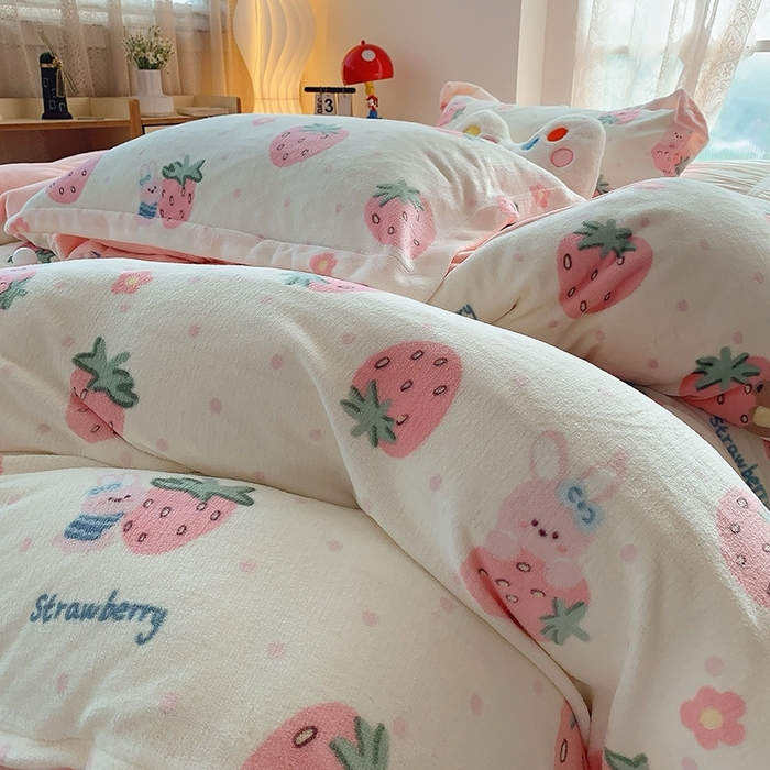 91家纺网 家纺一手货源 找家纺 莱豫家纺 2025新款加厚牛奶绒三件套四件套保暖不静电 奶油草莓