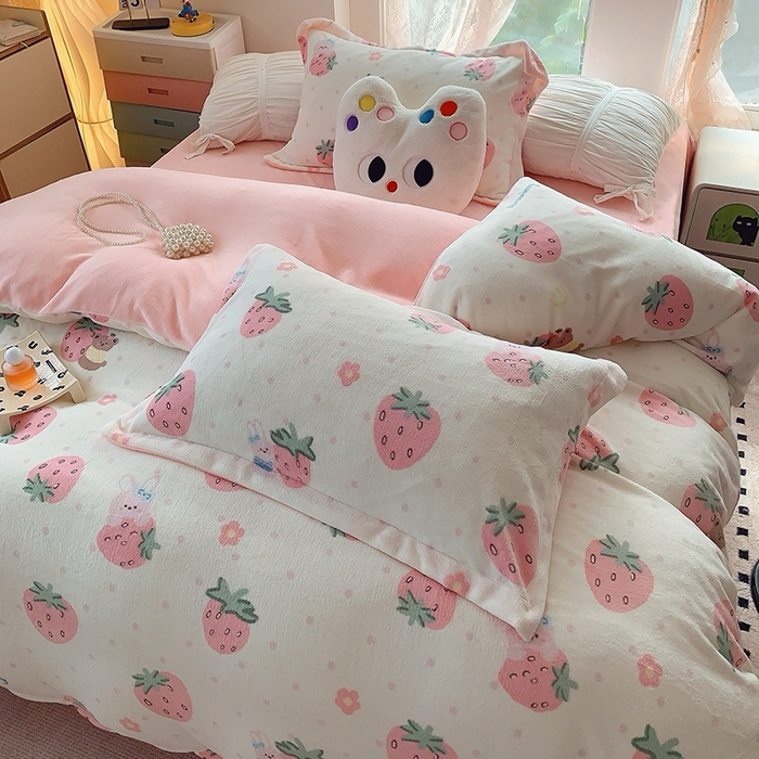 91家纺网 家纺一手货源 找家纺 莱豫家纺 2025新款加厚牛奶绒三件套四件套保暖不静电 奶油草莓