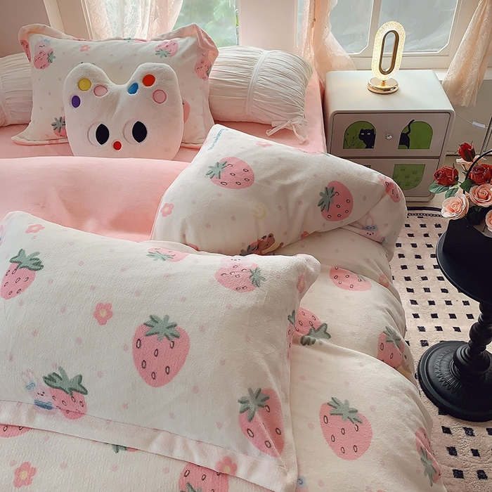 91家纺网 家纺一手货源 找家纺 莱豫家纺 2025新款加厚牛奶绒三件套四件套保暖不静电 奶油草莓