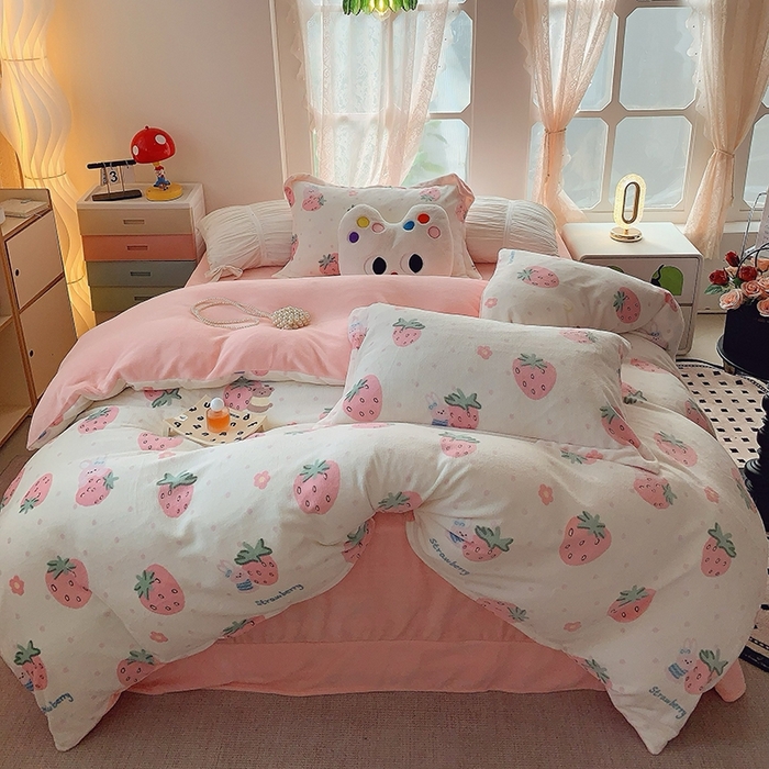 91家纺网 家纺一手货源 找家纺 莱豫家纺 2025新款加厚牛奶绒三件套四件套保暖不静电 奶油草莓