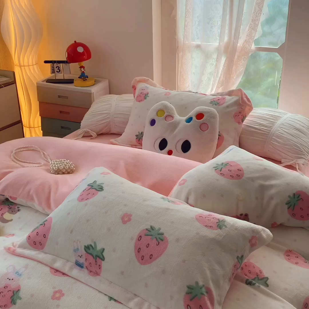91家纺网 家纺一手货源 找家纺 莱豫家纺 2025新款加厚牛奶绒三件套四件套保暖不静电 奶油草莓