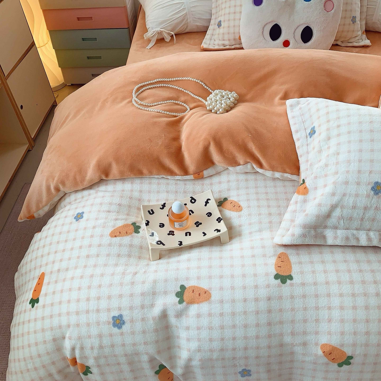 91家纺网 家纺一手货源 找家纺 莱豫家纺 2025新款加厚牛奶绒三件套四件套保暖不静电 甜心萝卜