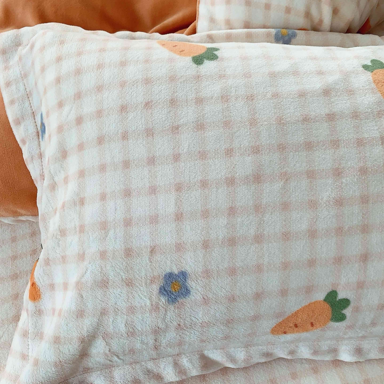 91家纺网 家纺一手货源 找家纺 莱豫家纺 2025新款加厚牛奶绒三件套四件套保暖不静电 甜心萝卜