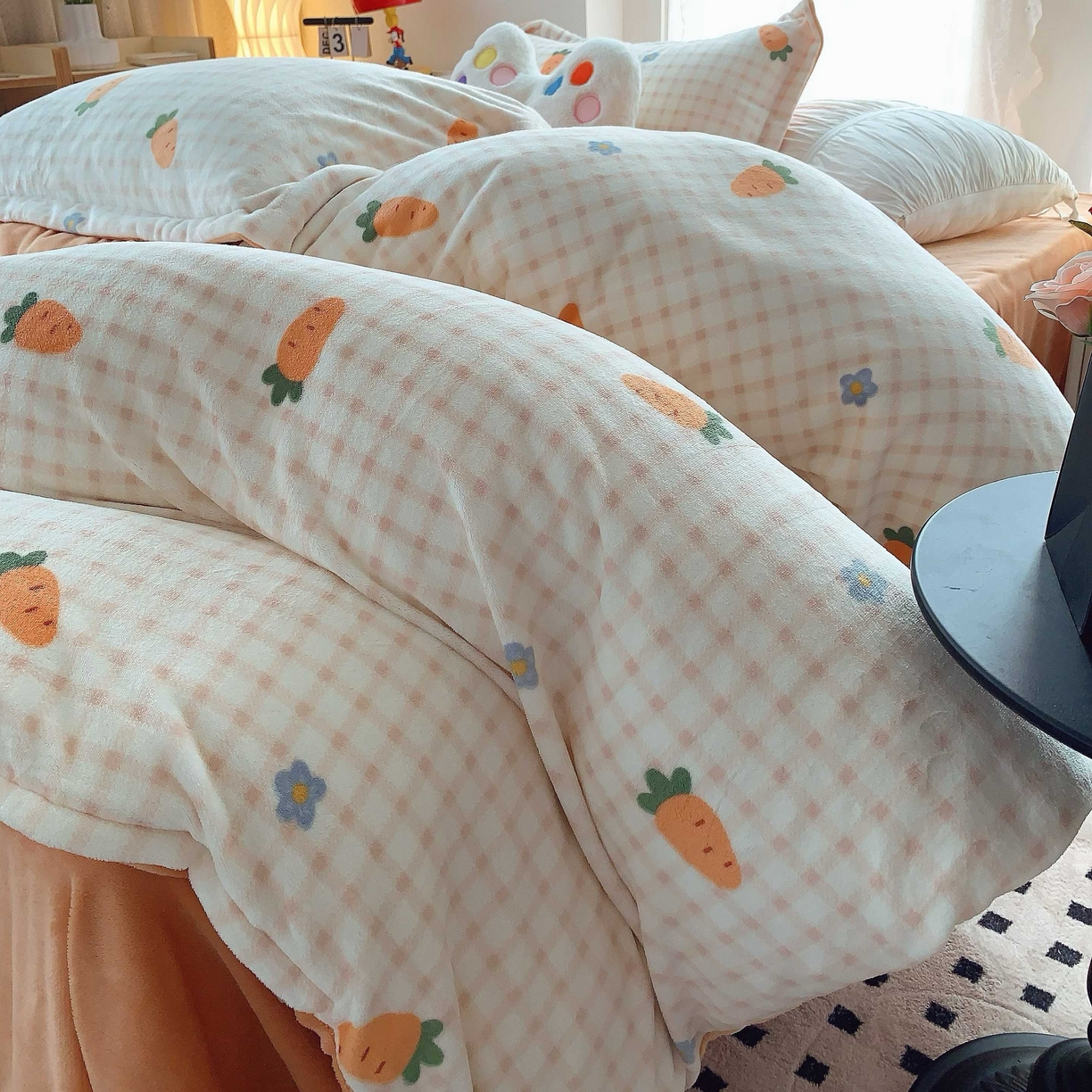 91家纺网 家纺一手货源 找家纺 莱豫家纺 2025新款加厚牛奶绒三件套四件套保暖不静电 甜心萝卜