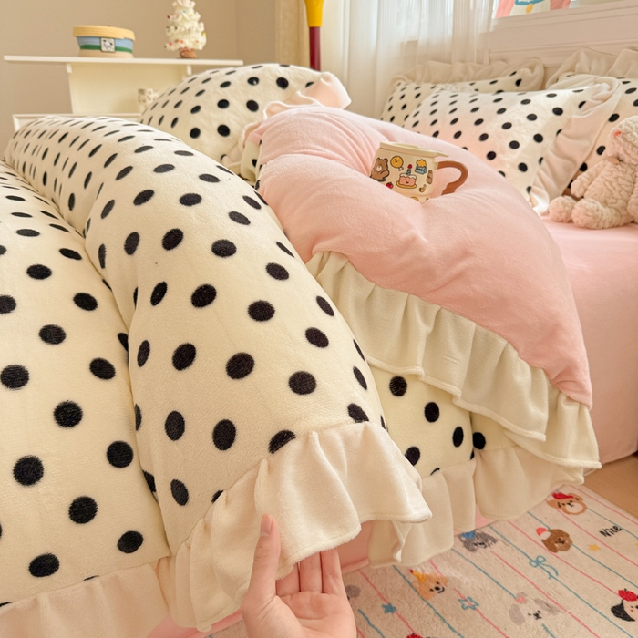 91家纺网 家纺一手货源 找家纺 米莱家纺 2025新款牛奶绒印花花边四件套 粉白波点