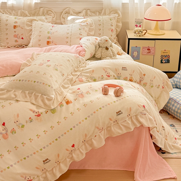 91家纺网 家纺一手货源 找家纺 米莱家纺 2025新款牛奶绒印花花边四件套 你好小兔