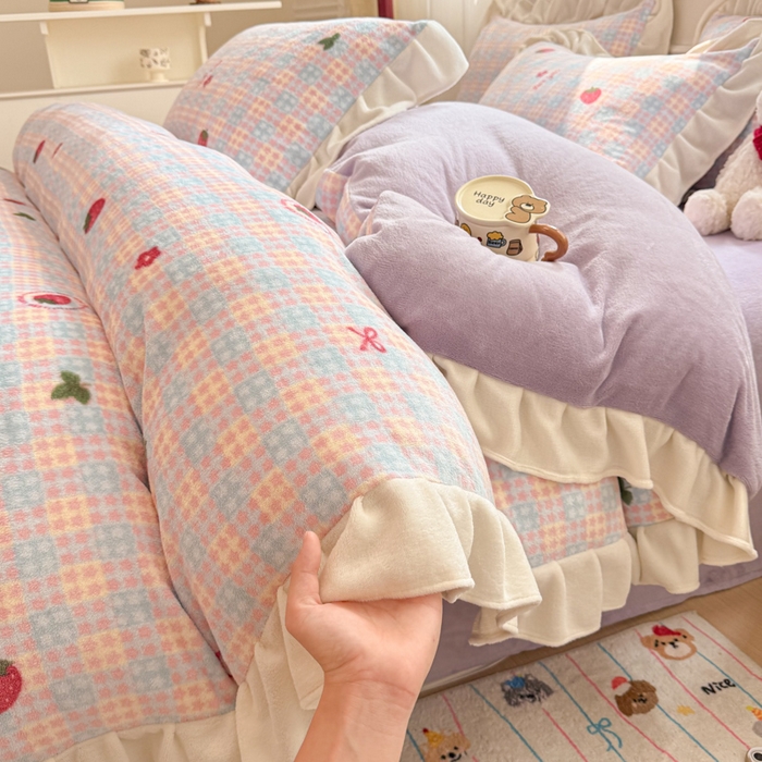 91家纺网 家纺一手货源 找家纺 米莱家纺 2025新款牛奶绒印花花边四件套 草莓甜心