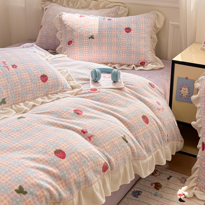 91家纺网 家纺一手货源 找家纺 米莱家纺 2025新款牛奶绒印花花边四件套 草莓甜心