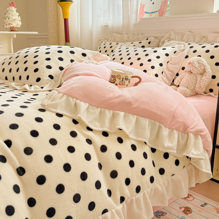 91家纺网 家纺一手货源 找家纺 米莱家纺 2025新款牛奶绒印花花边四件套 粉白波点