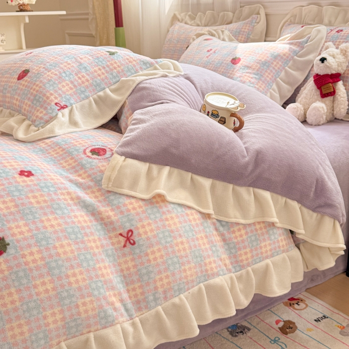 91家纺网 家纺一手货源 找家纺 米莱家纺 2025新款牛奶绒印花花边四件套 草莓甜心