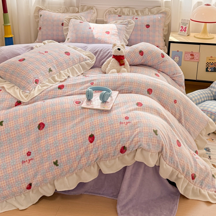 91家纺网 家纺一手货源 找家纺 米莱家纺 2025新款牛奶绒印花花边四件套 草莓甜心