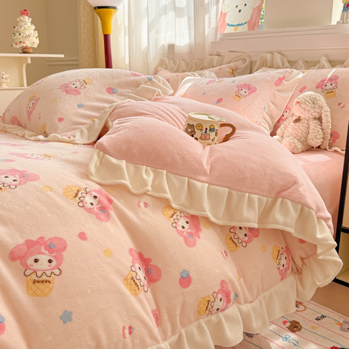 91家纺网 家纺一手货源 找家纺 米莱家纺 2025新款牛奶绒印花花边四件套 奶茶小美