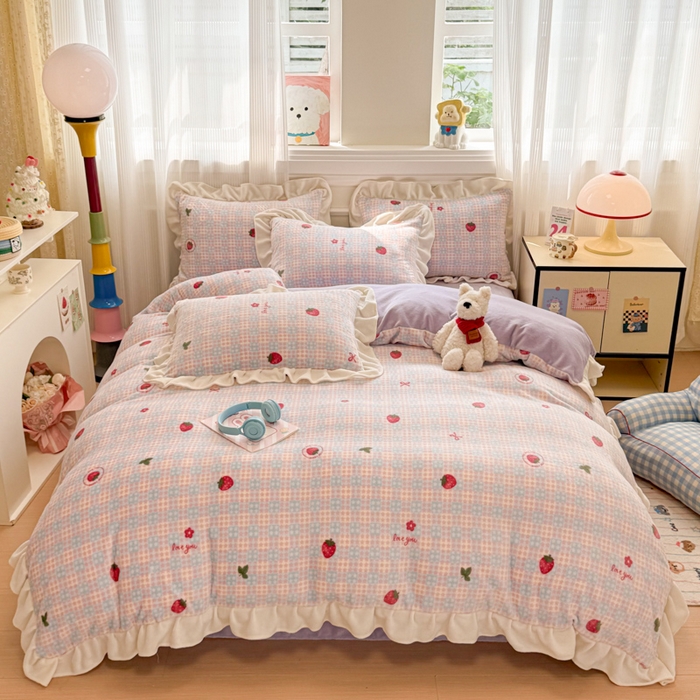 91家纺网 家纺一手货源 找家纺 米莱家纺 2025新款牛奶绒印花花边四件套 草莓甜心