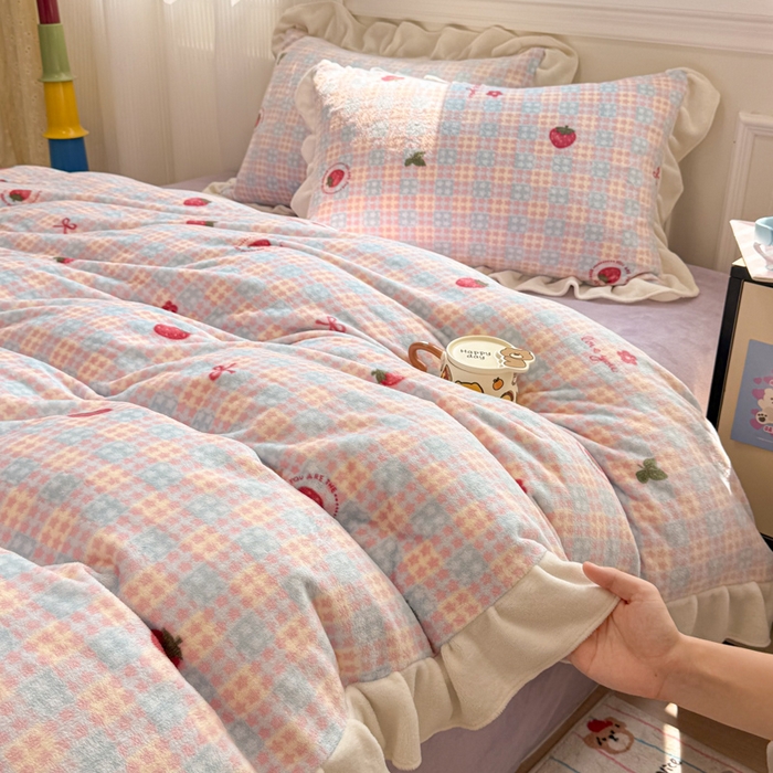 91家纺网 家纺一手货源 找家纺 米莱家纺 2025新款牛奶绒印花花边四件套 草莓甜心