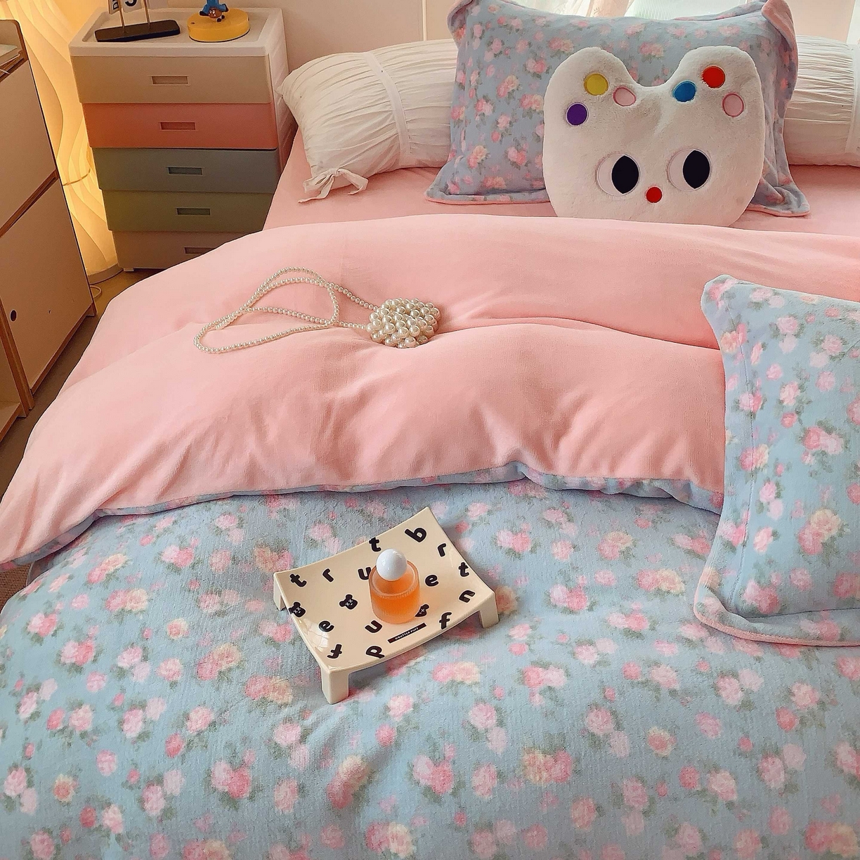 91家纺网 家纺一手货源 找家纺 莱豫家纺 2025新款加厚牛奶绒三件套四件套保暖不静电 温馨花语蓝