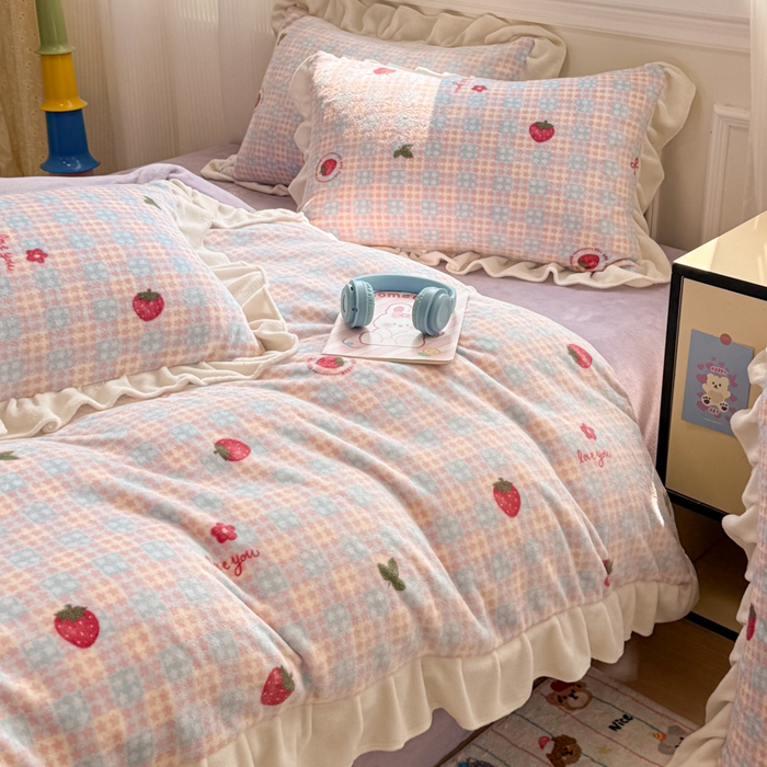 91家纺网 家纺一手货源 找家纺 米莱家纺 2025新款牛奶绒印花花边四件套 草莓甜心