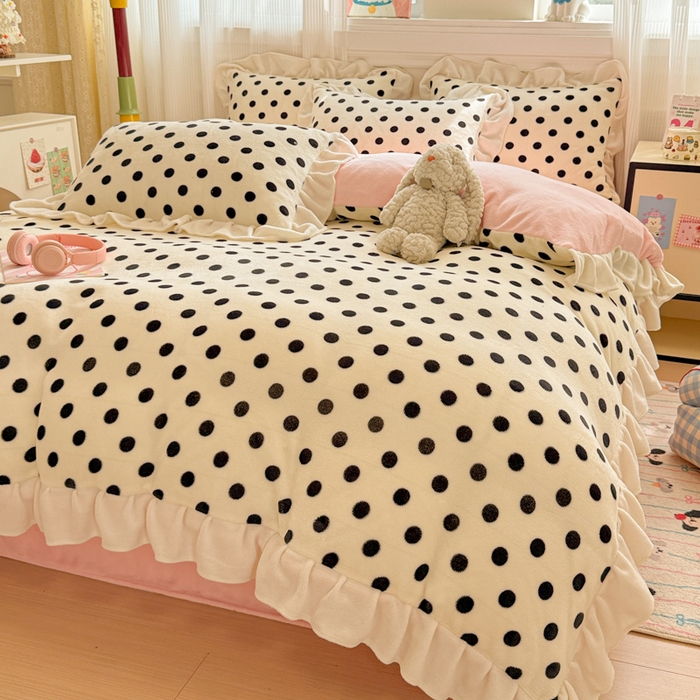 91家纺网 家纺一手货源 找家纺 米莱家纺 2025新款牛奶绒印花花边四件套 粉白波点