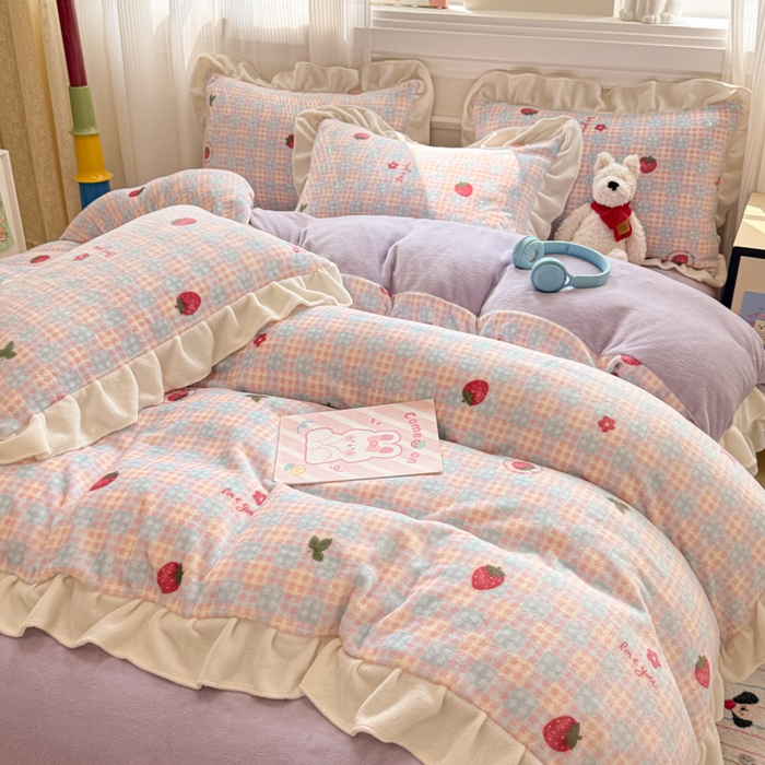 91家纺网 家纺一手货源 找家纺 米莱家纺 2025新款牛奶绒印花花边四件套 草莓甜心