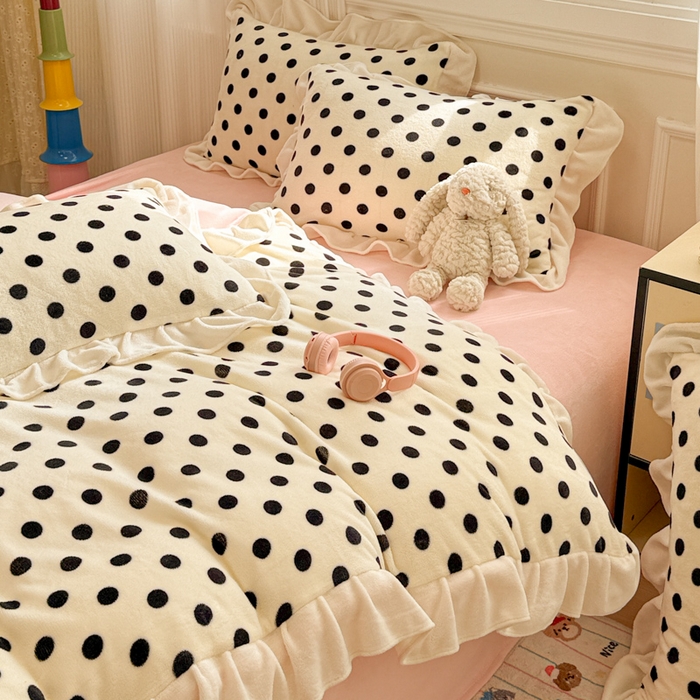 91家纺网 家纺一手货源 找家纺 米莱家纺 2025新款牛奶绒印花花边四件套 粉白波点