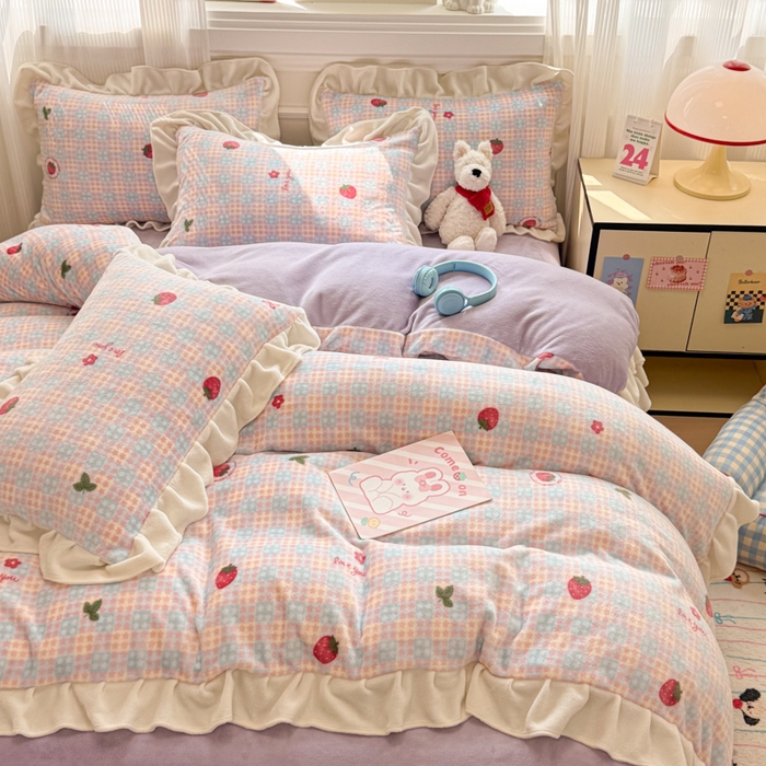 91家纺网 家纺一手货源 找家纺 米莱家纺 2025新款牛奶绒印花花边四件套 草莓甜心