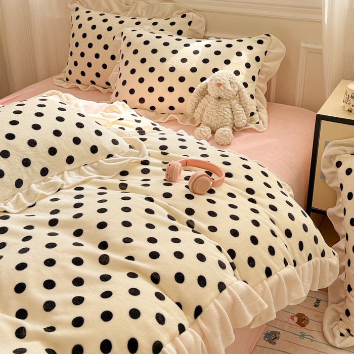 91家纺网 家纺一手货源 找家纺 米莱家纺 2025新款牛奶绒印花花边四件套 粉白波点