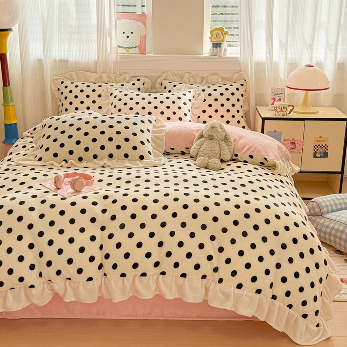 91家纺网 家纺一手货源 找家纺 米莱家纺 2025新款牛奶绒印花花边四件套 粉白波点