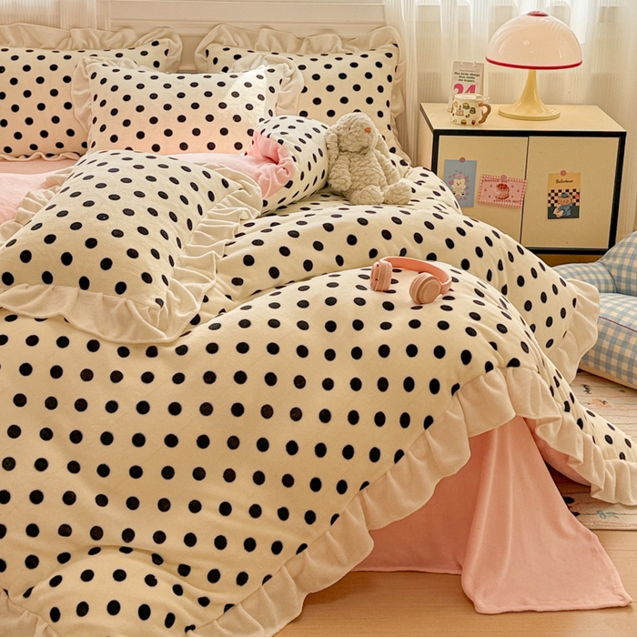 91家纺网 家纺一手货源 找家纺 米莱家纺 2025新款牛奶绒印花花边四件套 粉白波点