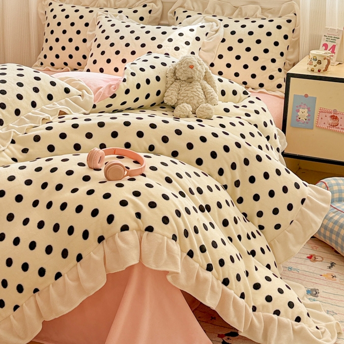 91家纺网 家纺一手货源 找家纺 米莱家纺 2025新款牛奶绒印花花边四件套 粉白波点