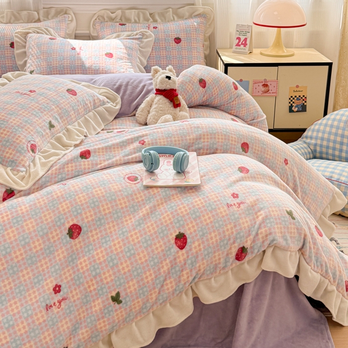 91家纺网 家纺一手货源 找家纺 米莱家纺 2025新款牛奶绒印花花边四件套 草莓甜心