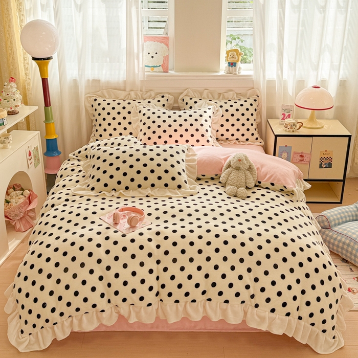 91家纺网 家纺一手货源 找家纺 米莱家纺 2025新款牛奶绒印花花边四件套 粉白波点