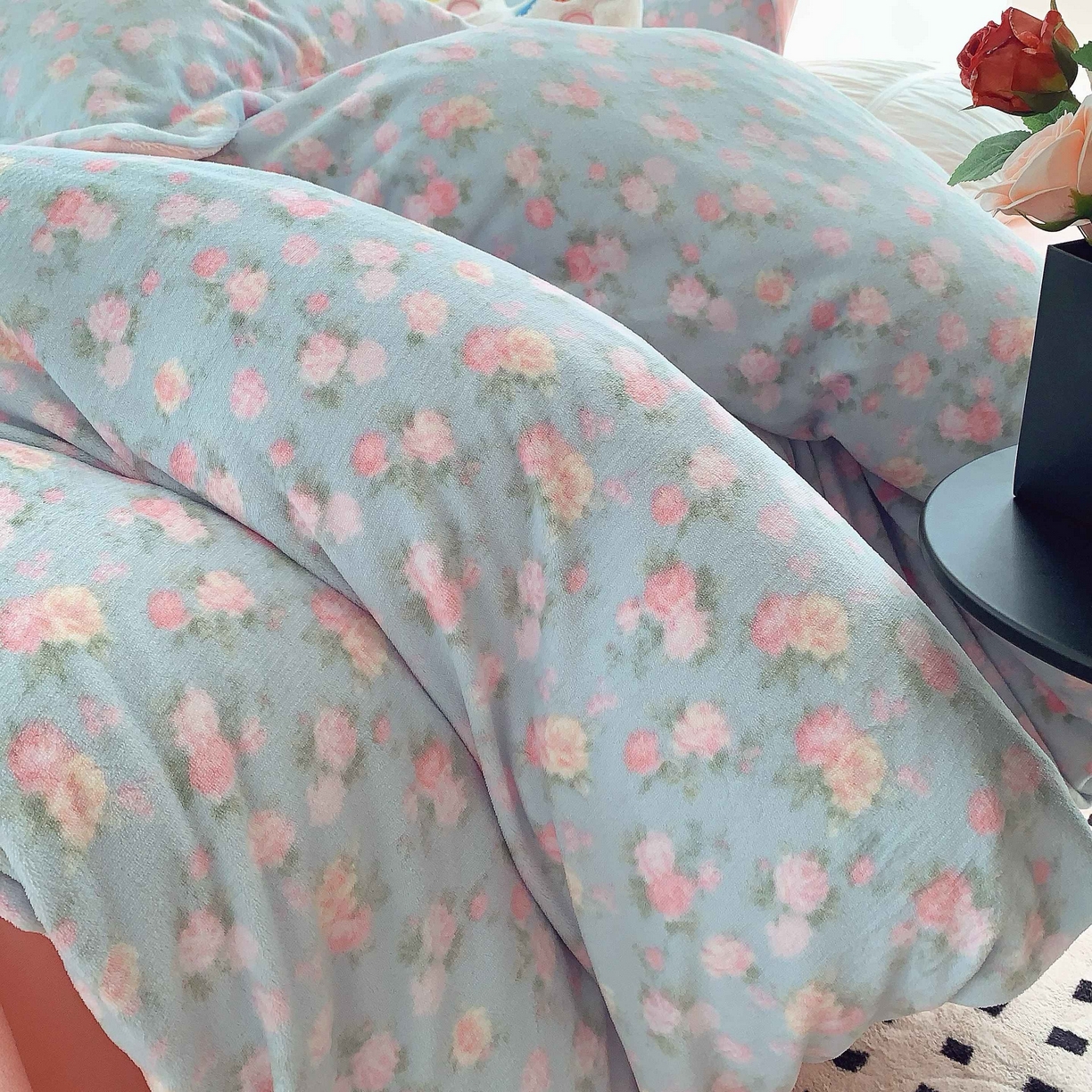 91家纺网 家纺一手货源 找家纺 莱豫家纺 2025新款加厚牛奶绒三件套四件套保暖不静电 温馨花语蓝