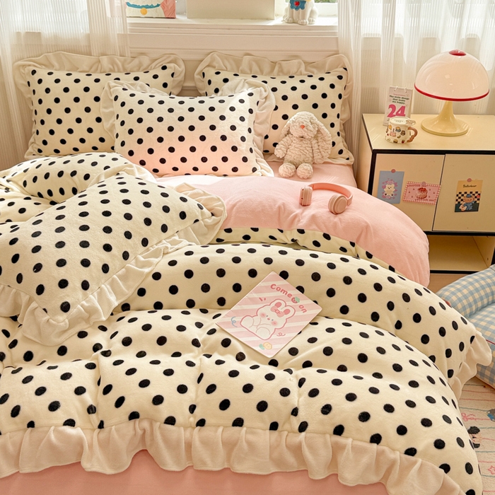 91家纺网 家纺一手货源 找家纺 米莱家纺 2025新款牛奶绒印花花边四件套 粉白波点