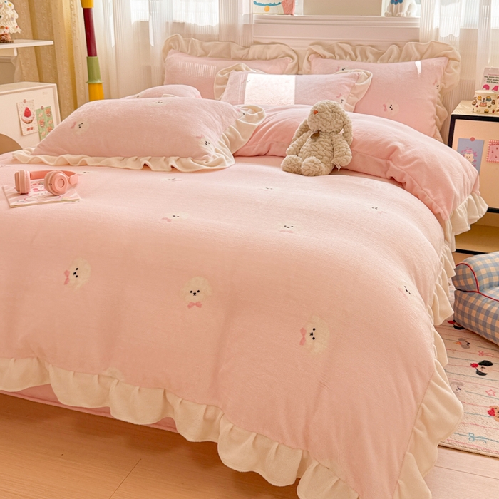 91家纺网 家纺一手货源 找家纺 米莱家纺 2025新款牛奶绒印花花边四件套 甜美小狗