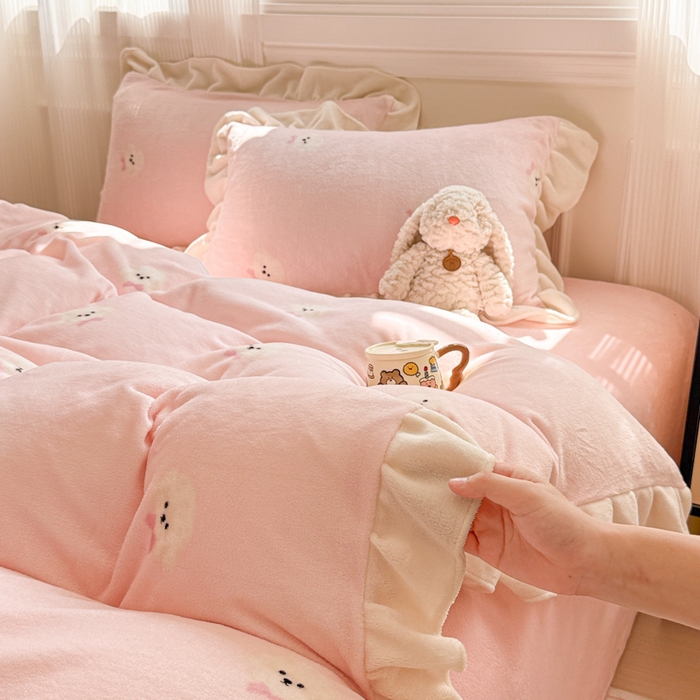 91家纺网 家纺一手货源 找家纺 米莱家纺 2025新款牛奶绒印花花边四件套 甜美小狗