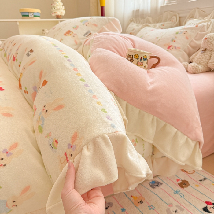 91家纺网 家纺一手货源 找家纺 米莱家纺 2025新款牛奶绒印花花边四件套 你好小兔