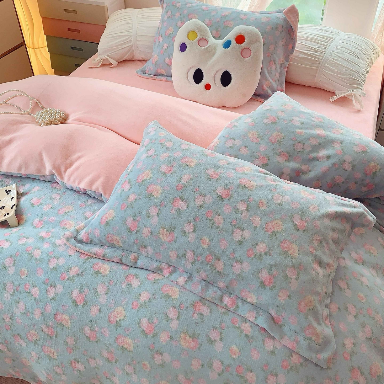 91家纺网 家纺一手货源 找家纺 莱豫家纺 2025新款加厚牛奶绒三件套四件套保暖不静电 温馨花语蓝