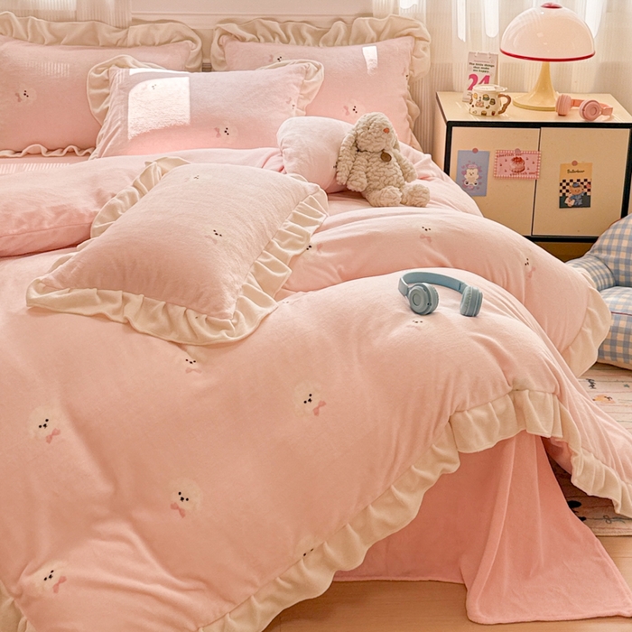 91家纺网 家纺一手货源 找家纺 米莱家纺 2025新款牛奶绒印花花边四件套 甜美小狗