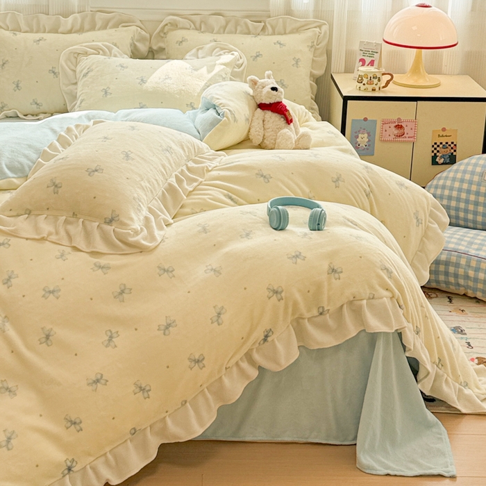 91家纺网 家纺一手货源 找家纺 米莱家纺 2025新款牛奶绒印花花边四件套 蓝色蝴蝶节