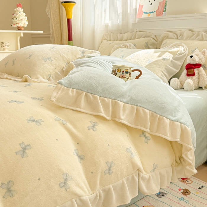 91家纺网 家纺一手货源 找家纺 米莱家纺 2025新款牛奶绒印花花边四件套 蓝色蝴蝶节