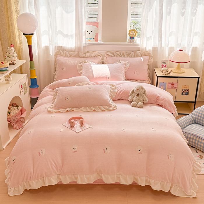 91家纺网 家纺一手货源 找家纺 米莱家纺 2025新款牛奶绒印花花边四件套 甜美小狗