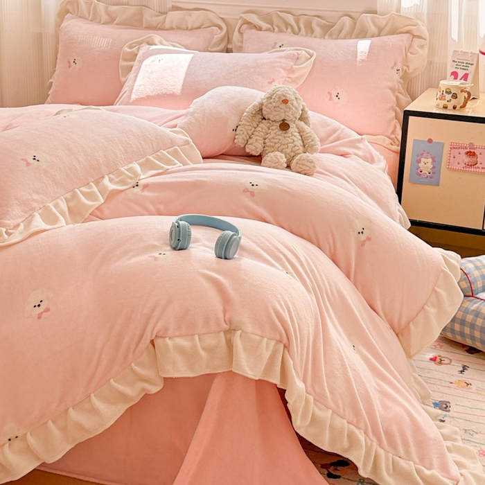 91家纺网 家纺一手货源 找家纺 米莱家纺 2025新款牛奶绒印花花边四件套 甜美小狗