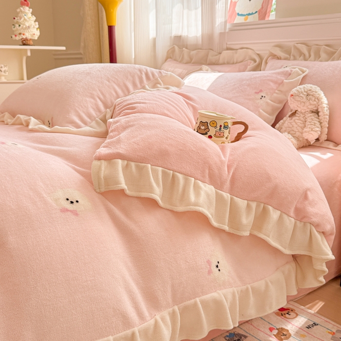 91家纺网 家纺一手货源 找家纺 米莱家纺 2025新款牛奶绒印花花边四件套 甜美小狗