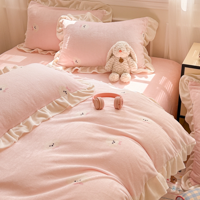 91家纺网 家纺一手货源 找家纺 米莱家纺 2025新款牛奶绒印花花边四件套 甜美小狗