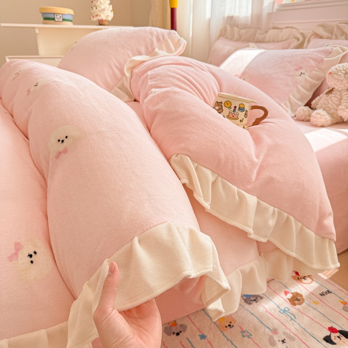 91家纺网 家纺一手货源 找家纺 米莱家纺 2025新款牛奶绒印花花边四件套 甜美小狗