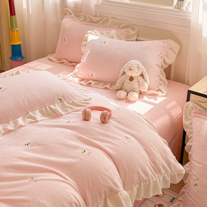 91家纺网 家纺一手货源 找家纺 米莱家纺 2025新款牛奶绒印花花边四件套 甜美小狗