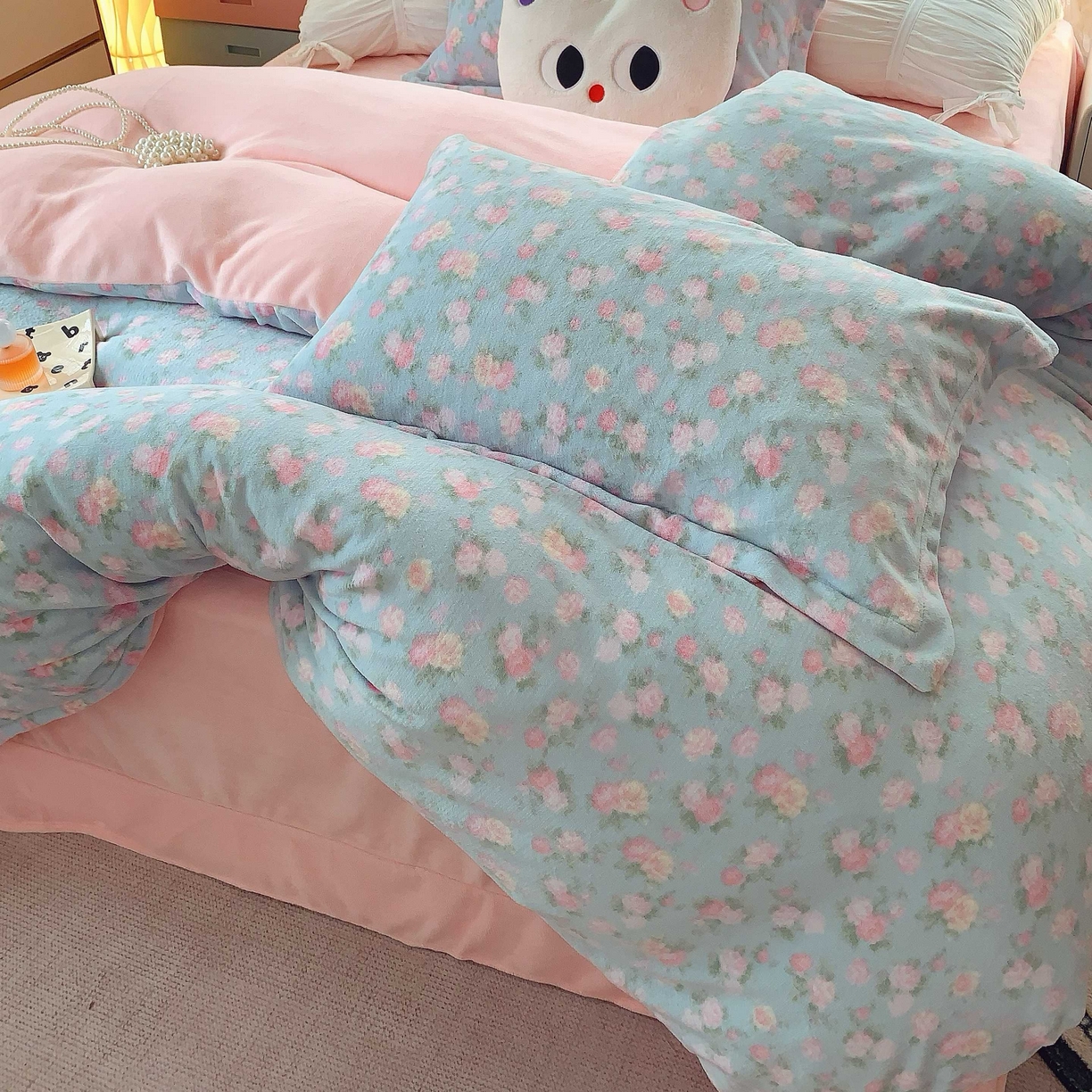 91家纺网 家纺一手货源 找家纺 莱豫家纺 2025新款加厚牛奶绒三件套四件套保暖不静电 温馨花语蓝