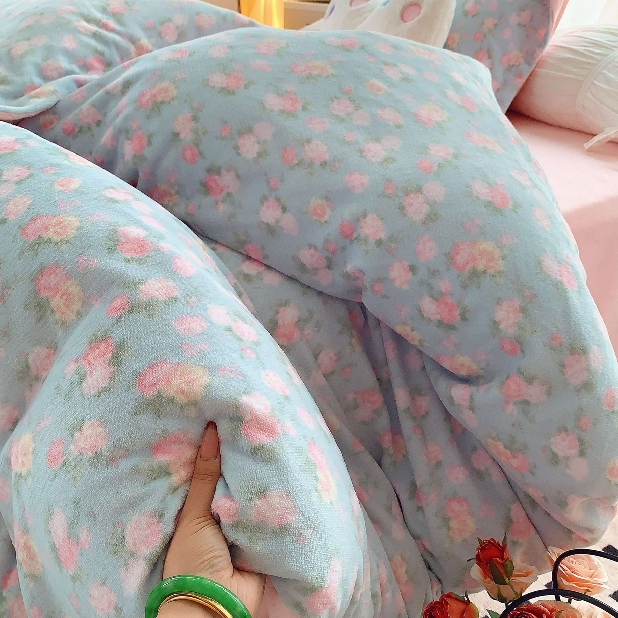 91家纺网 家纺一手货源 找家纺 莱豫家纺 2025新款加厚牛奶绒三件套四件套保暖不静电 温馨花语蓝