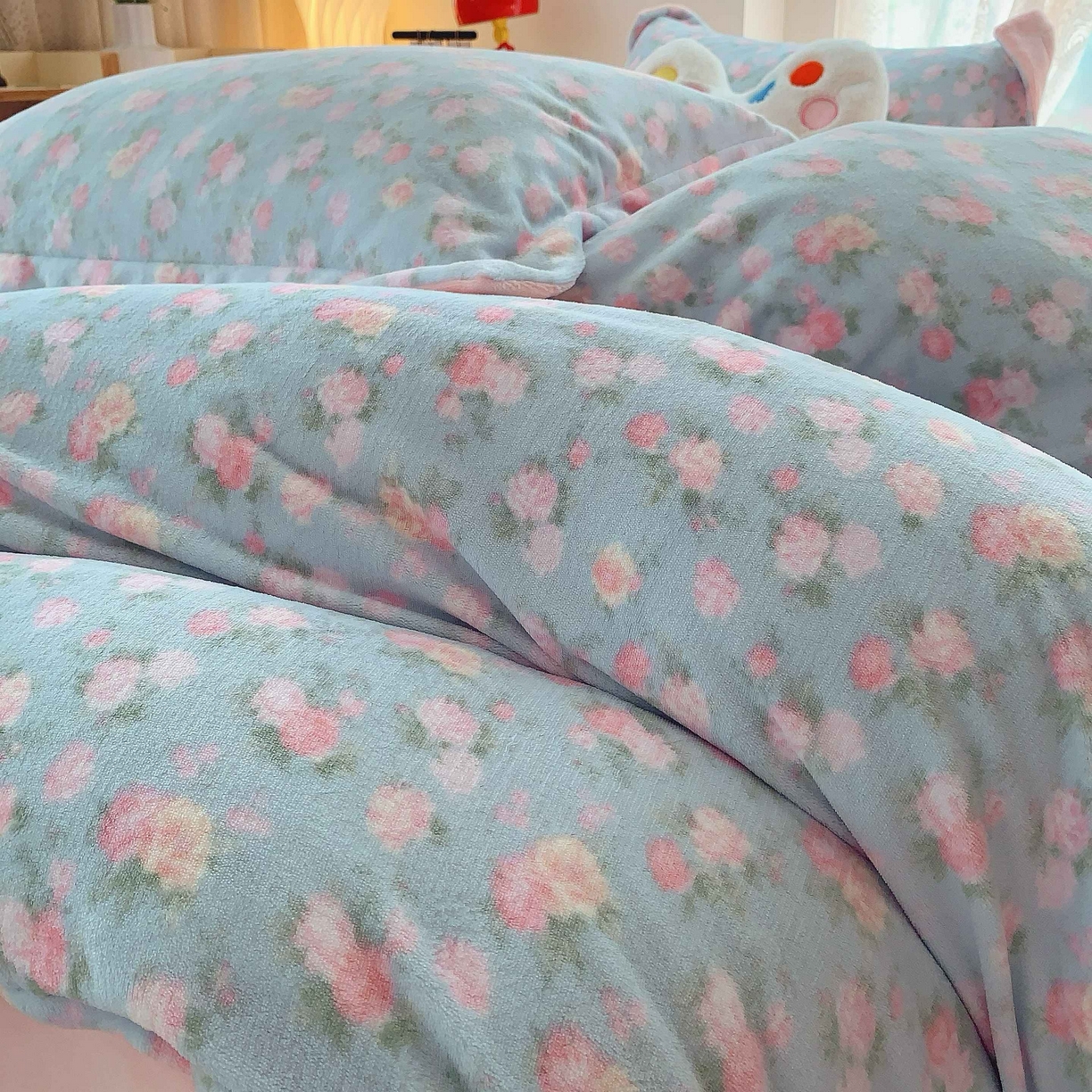 91家纺网 家纺一手货源 找家纺 莱豫家纺 2025新款加厚牛奶绒三件套四件套保暖不静电 温馨花语蓝