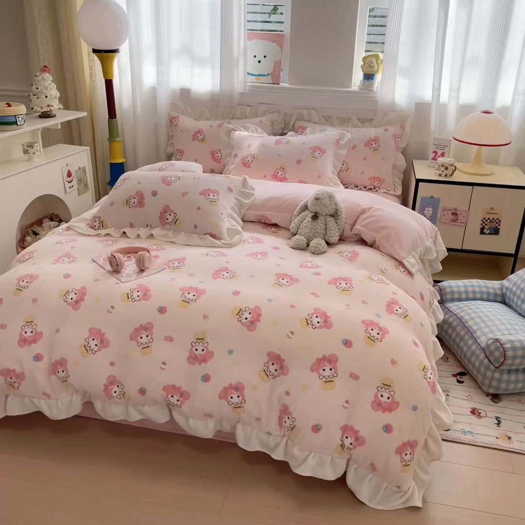 91家纺网 家纺一手货源 找家纺 米莱家纺 2025新款牛奶绒印花花边四件套 奶茶小美