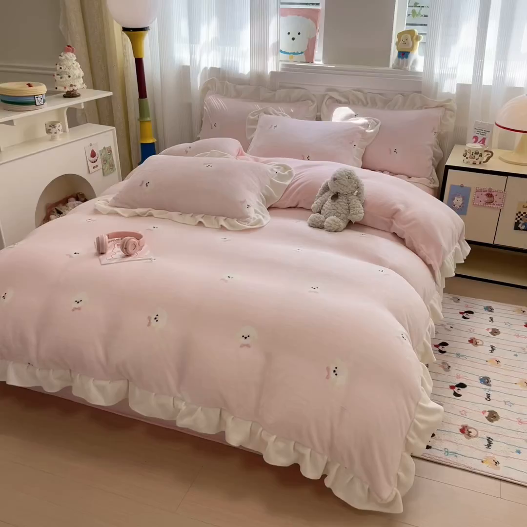 91家纺网 家纺一手货源 找家纺 米莱家纺 2025新款牛奶绒印花花边四件套 甜美小狗